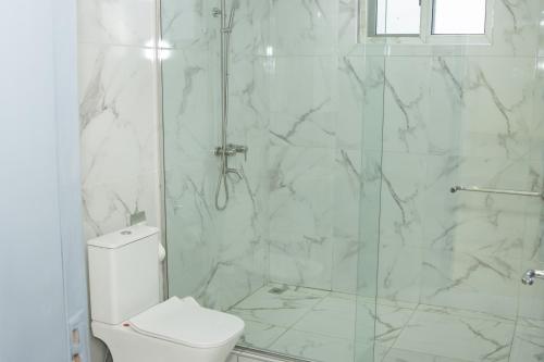 Et badeværelse på The Reach Apartments