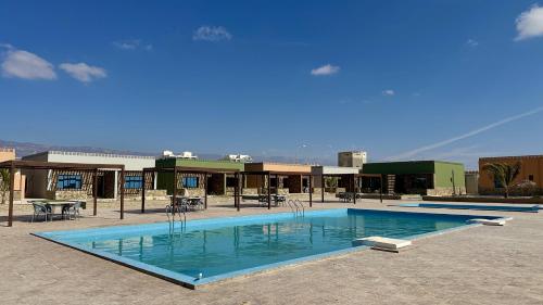 Bazén v ubytování Roushan Resort nebo v jeho okolí