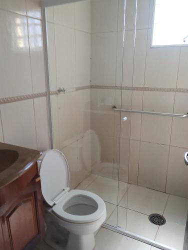 un bagno con wc e doccia in vetro di Chácara Recanto Girassol a Biritiba-Mirim