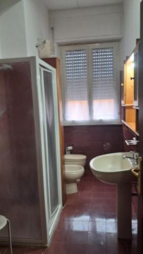 ein Badezimmer mit Toilette und Waschbecken in der Unterkunft La casa del capitano in Tarquinia