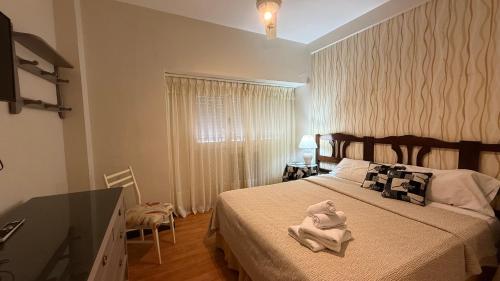 ein Schlafzimmer mit einem Bett und einem Handtuch darauf in der Unterkunft Gran Hotel Mar del Plata in Mar del Plata