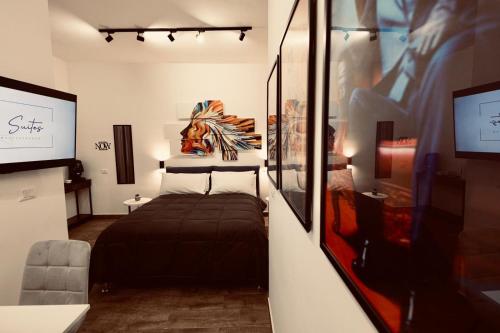 una camera da letto con un letto in una stanza di Elene Suites Boutique a Palermo