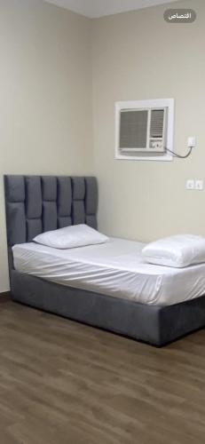 En eller flere senge i et værelse på مساكن بيتي