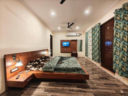 una camera da letto con un letto grande in una stanza di Haven Retreat a Srinagar