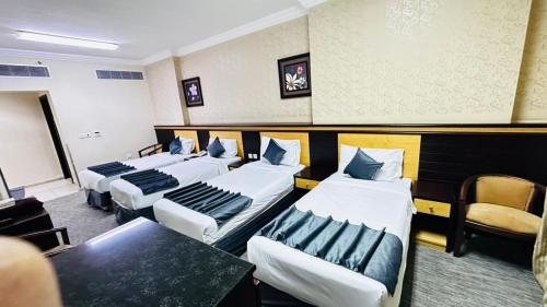 een kamer met een rij bedden bij فندق درة السليمانية in Quai