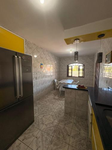 een keuken met een koelkast en een aanrechtblad bij Casa em Itapoá - Barra do Saí in Itapoa