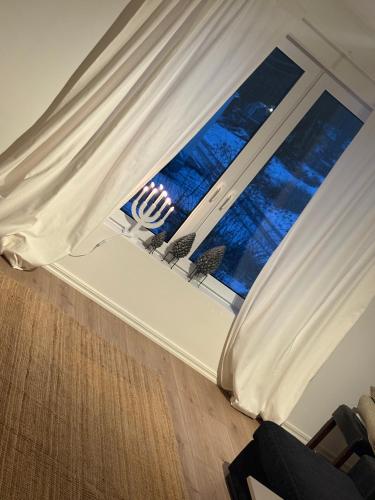 uma cama em um quarto com janela em High Coast Stay em Ramvik