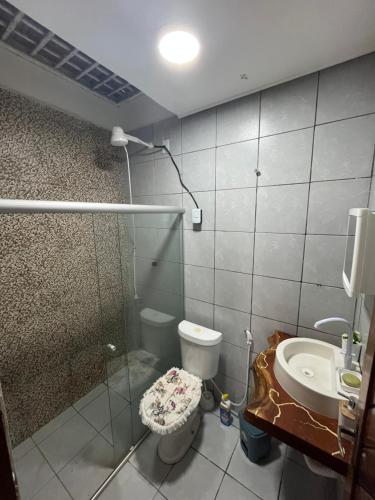 un bagno con doccia, WC e lavandino di Residência 02 - SIM! ACOMODAMOS 08 PESSOAS a Japaratinga