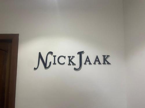 Chứng chỉ, giải thưởng, bảng hiệu hoặc các tài liệu khác trưng bày tại Nick Jaak's Courtyard Apts