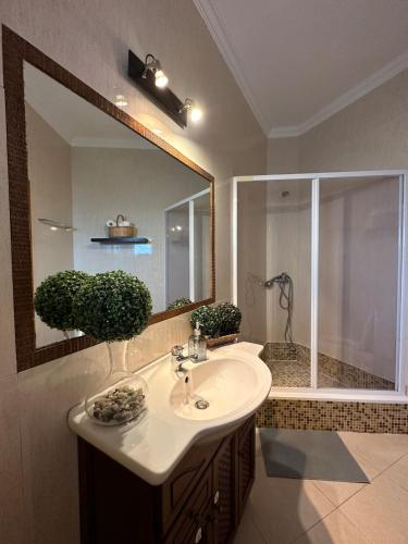 Et badeværelse på House with pool and 4 bedrooms