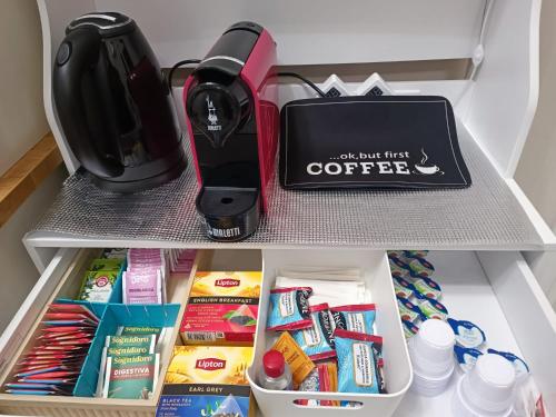 una macchinetta del caffè su una mensola in frigorifero di Eden Borbonico a Caserta