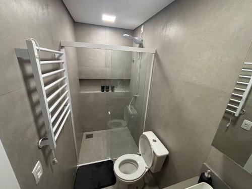 Studio moderno no Centro de Floripa CMA0101 في فلوريانوبوليس: حمام صغير مع مرحاض ودش