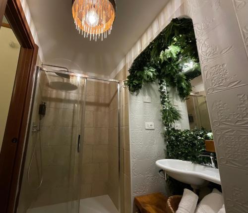 un baño con ducha y lavabo en Ca' Teatro Vecchio, en Manfredonia