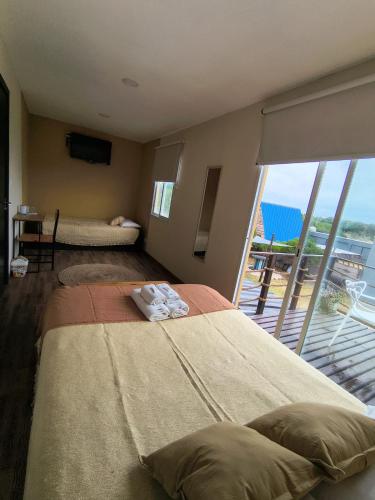 ein Schlafzimmer mit zwei Betten und Meerblick in der Unterkunft Container Cubo Hotel in Quequén