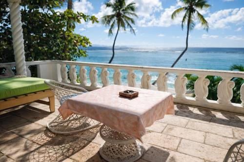 a table and chairs on a balcony with the ocean at Hotel Don Michele in Boca Chica