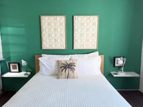 En eller flere senge i et værelse på Modern Studio in Pelican with pool-walk to Beach, Dining, Entertainment