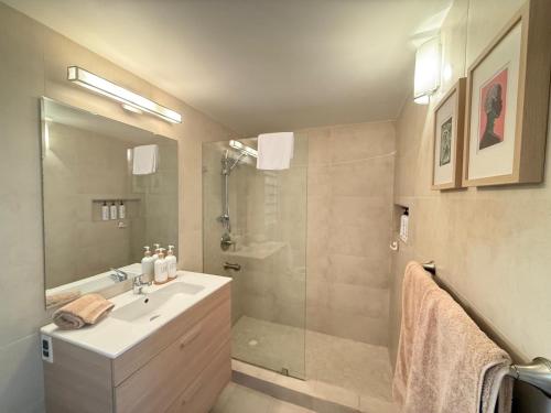 Et badeværelse på Modern Studio in Pelican with pool-walk to Beach, Dining, Entertainment