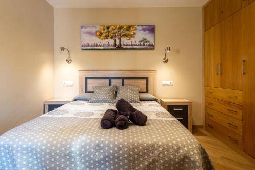 ein Schlafzimmer mit einem Bett, auf dem zwei Handtücher liegen in der Unterkunft Apartamento Las Góndolas Playa ALOJAMIENTOS VISTAMAR in Almuñécar