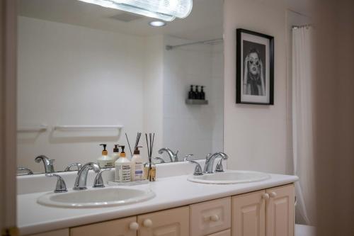 Koupelna v ubytování 2BR Trafalgar Retreat near UBC & Pacific Spirit