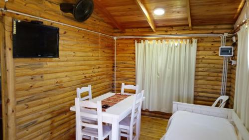 Et tv og/eller underholdning på Cabaña La Carola