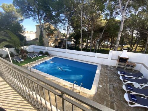 Swimmingpoolen hos eller tæt på Villa Playa del Sur A 250 metros de una magnifica playa Capacidad más de 16 AC 6 Suites Piscina XL