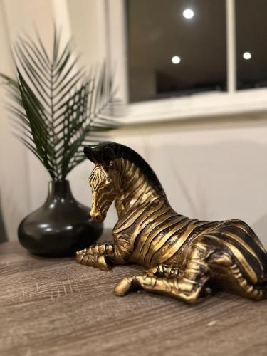 een beeld van een zebra op een tafel met een vaas bij The Imperial Beachfront Penthouse Suite in Margate