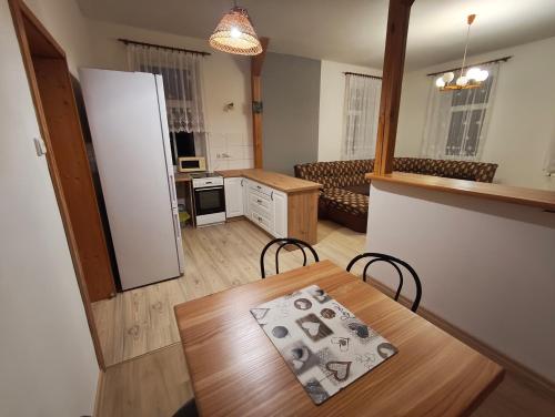 une cuisine et une salle à manger avec une table et un réfrigérateur dans l'établissement Apartmán Bára, à Tanvald