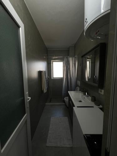 Et badeværelse på Azure Coast Apartament