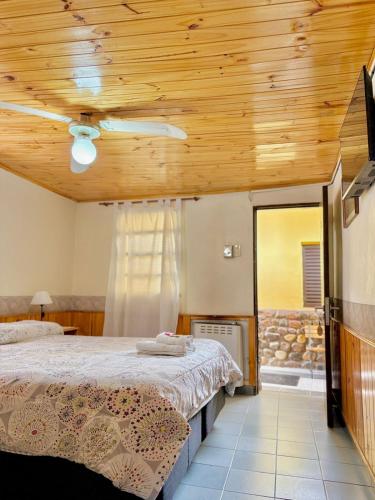 ein Schlafzimmer mit zwei Betten und einer Holzdecke in der Unterkunft Don Romulo in Tupungato