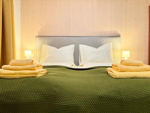 Ένα ή περισσότερα κρεβάτια σε δωμάτιο στο Treehouse - Alpinlake Apartments