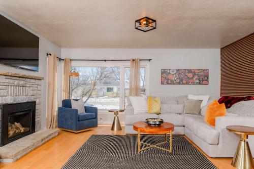 Posezení v ubytování Family Retreat - 4 Bed 3 Bath Fireplace & Fun