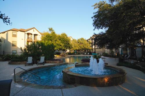 una fontana nel mezzo di un cortile con edifici di Charming 1 bed, 1 bath apartment a Cedar Park