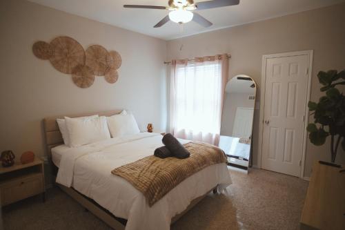 una camera da letto con un letto e un ventilatore a soffitto di Charming 1 bed, 1 bath apartment a Cedar Park