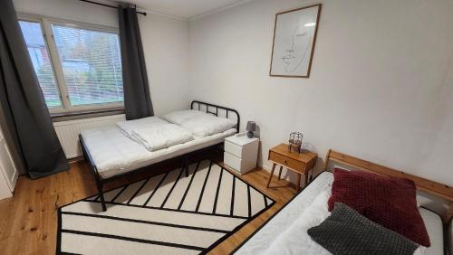 una stanza con due letti e una finestra di Villa Lärkvägen a Virserum