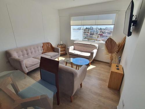 ein Wohnzimmer mit zwei Sofas und einem Tisch in der Unterkunft Departamento Centrico Yanahuara Beaterio in Arequipa