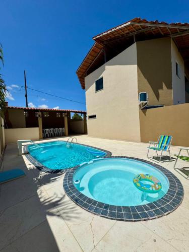 uma grande piscina em frente a uma casa em Flats Varandas Praia Bela - Apto 103 em Pitimbu
