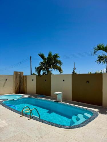 uma grande piscina azul em frente a um prédio em Flats Varandas Praia Bela - Apto 103 em Pitimbu