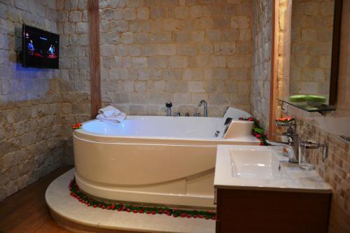 a bathroom with a tub and a sink at Casa Aruci Sweet Home in Scicli