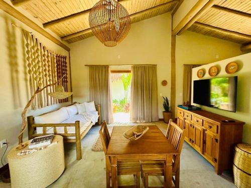 ein Wohnzimmer mit Sofa und Tisch in der Unterkunft Casa Preguiça Corumbau in Corumbau