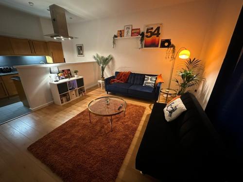 een woonkamer met een bank en een tafel bij The Athenaeum in Sunderland