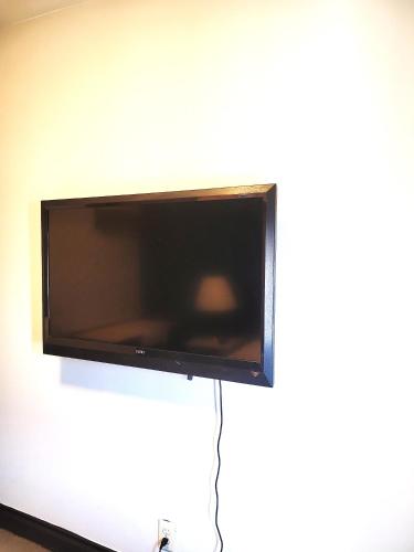 a flat screen tv hanging on a wall at AVAION HOTEL LAX SoFi STADIUM in Inglewood