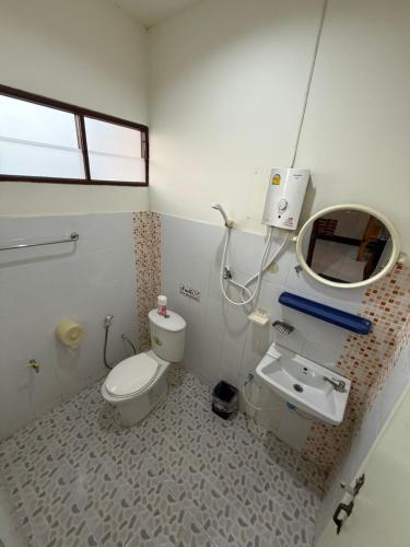 Koupelna v ubytování แสนดีเพลส เกสเฮ้าท์ จอมทอง