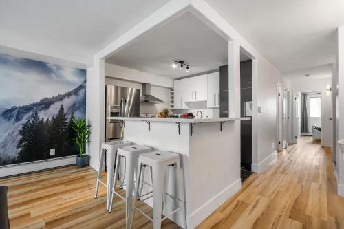 Nhà bếp/bếp nhỏ tại Peaceful DT Condo, Saddledome, HeatedParking