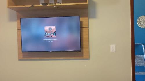a flat screen tv hanging on a wall at Apartamento 2 quartos Mamelucos in Salvador