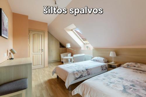 En eller flere senge i et værelse på Vila Liepa