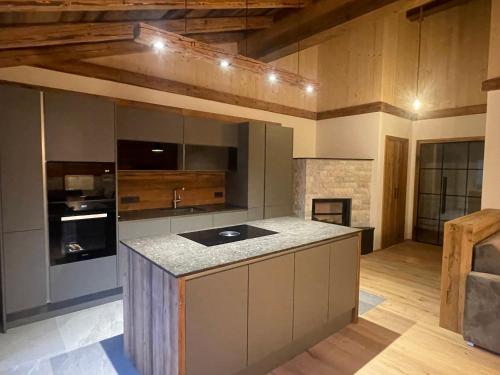 een keuken met een eiland in het midden van een kamer bij Ferienwohnung Unterdürmoos in Annaberg im Lammertal