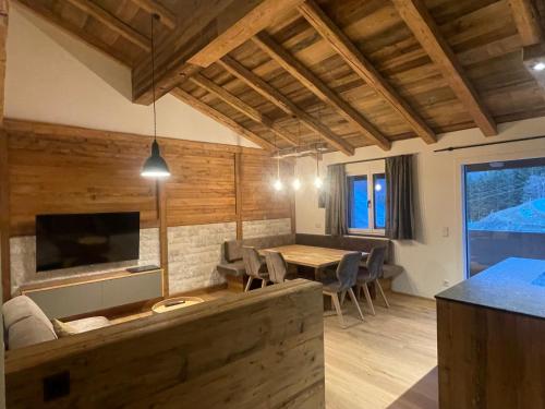 een woonkamer met een tafel en een eetkamer bij Ferienwohnung Unterdürmoos in Annaberg im Lammertal