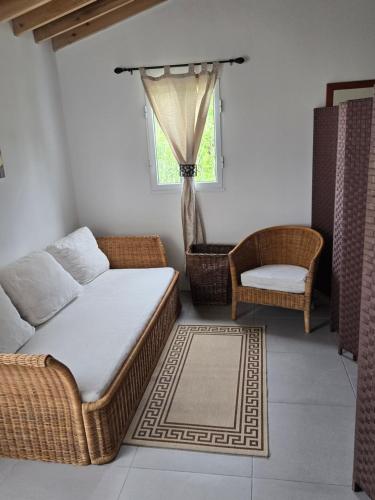 un soggiorno con letto, divano e finestra di Rustica Ocean View House a Bretanha