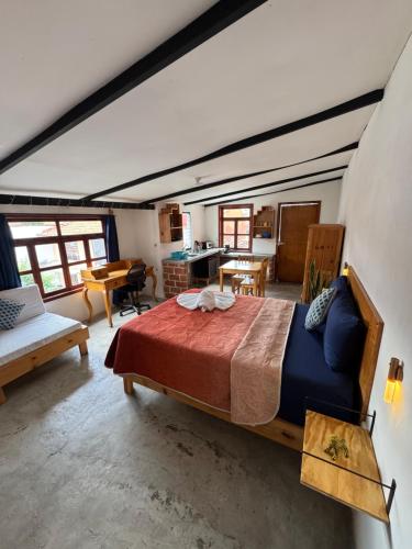 una camera da letto con un letto grande in una stanza di Kukul'ik Studios & Workspace a San Cristóbal de Las Casas
