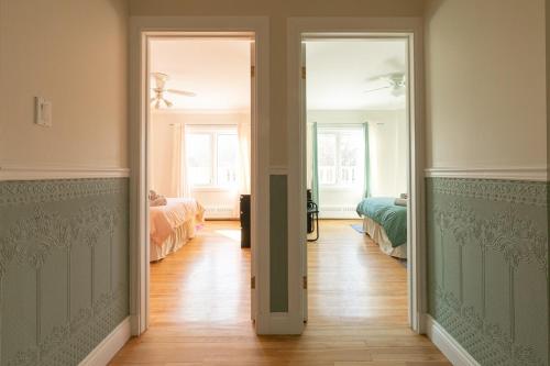 Afbeelding uit fotogalerij van #Le80ies - Downtown Rooftop - Free shuttle to ski Mountain in Mont-Tremblant